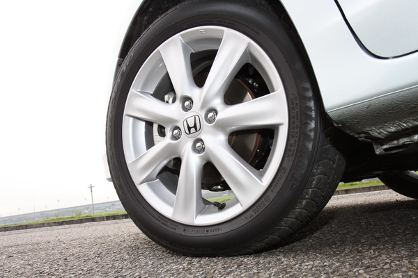 七輻式放射狀185/55R16鋁圈,對於Hybrid車款鋁圈大小剛好,不重拖又兼顧省油。