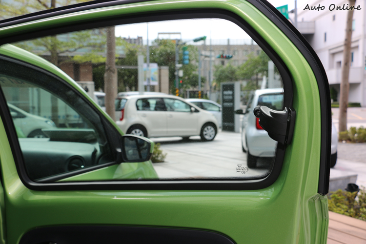 後座蝴蝶窗僅能往外推開通風用,即便是國外也沒有手搖窗或電動窗的選項。