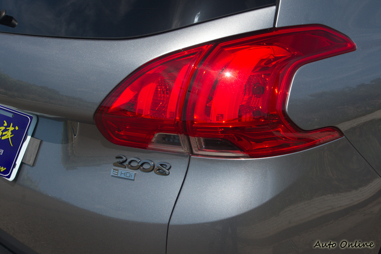 以獅爪形象所設計的尾燈造型。