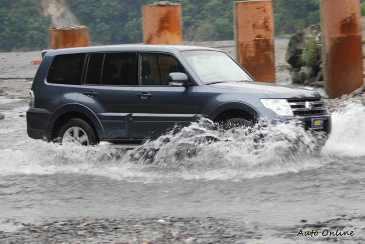 以往試駕Pajero時都是會挑選被視為主力的五門車型,但兩者其實實力相當喔。