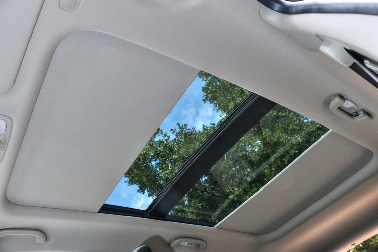 中階以上配置的全景天窗開啟方式很特別,打開也創造出明亮的車室空間。