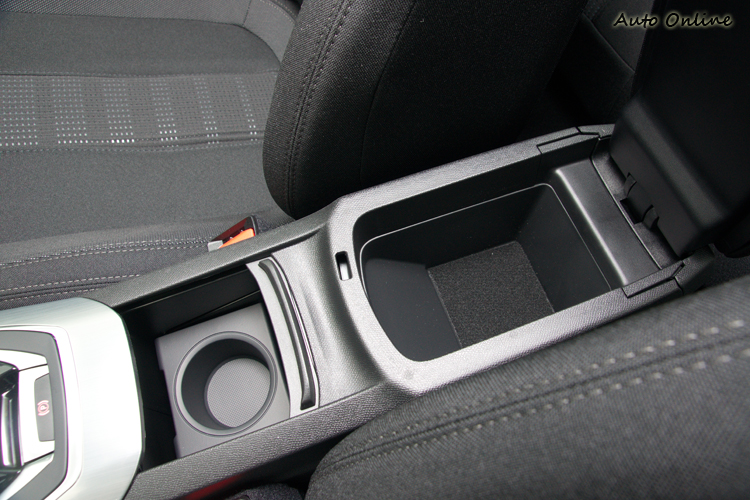 前座中央有二置物盒,包含一置杯座設計。