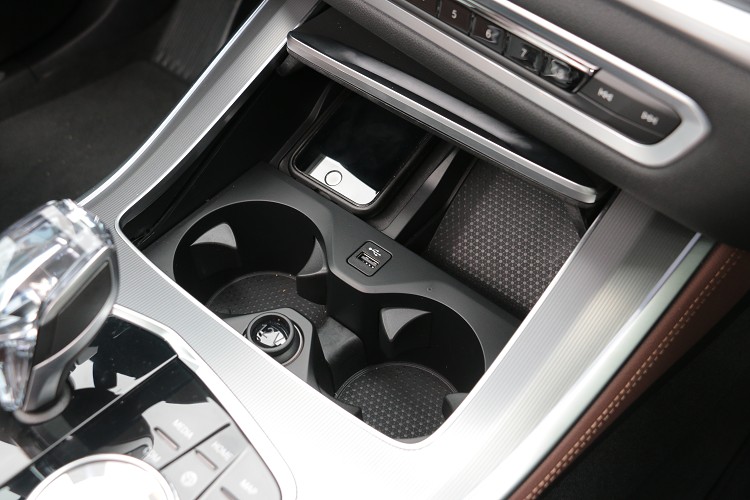 排檔前方支援無線充電以及USB電源插孔。