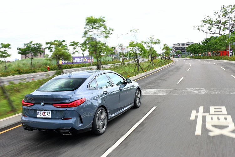 軸距與M2相比短23mm,山路上表現出非常刁鑽的強勢,靈活又直接的轉向。