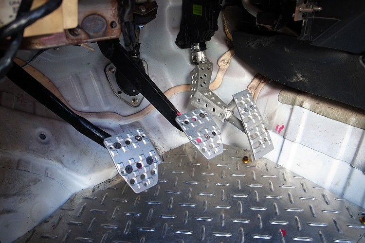 由於沈佳穎的身材較為嬌小,油門、煞車、離合器踏板與排檔桿都特別訂製延長,才能達到她最順手的操駕姿勢。