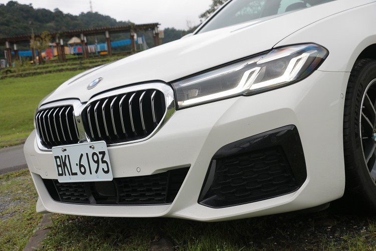 首發版標配智慧LED頭燈具備主動轉向照明與遠近光調節功能,帶來更銳利的車頭扮相。