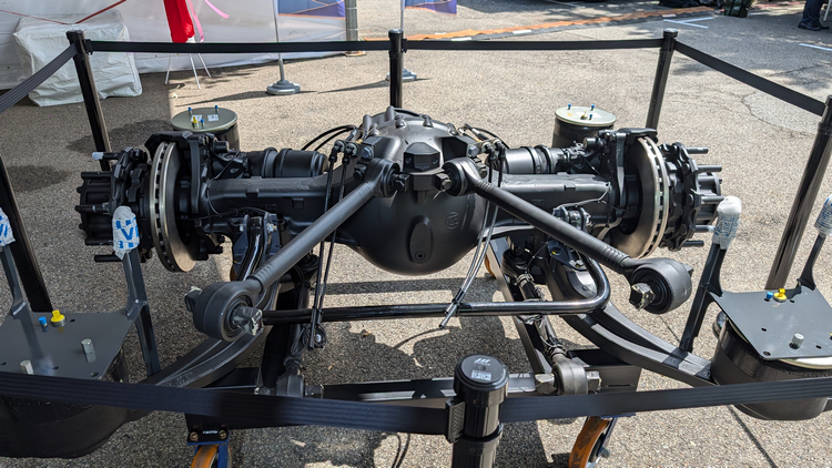 前後軸採用德國ZF氣壓式懸吊,由VDL技術團隊設計整合避震系統與ECAS電子控制氣壓懸吊。後軸為高強度且輕量化的ZF A133車軸,搭配氣壓懸吊有效降低噪音