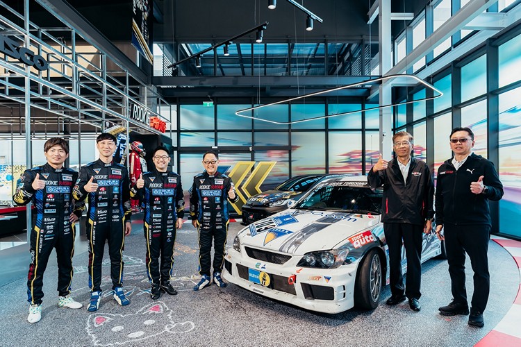 MORIZO(左四)與ROOKIE Racing 車手豐田大輔(左三)、石浦宏明(左二)、大嶋和也(左一)共同於Altezza 109號車及TGRR塗裝GR Yaris前合影,象徵初心與未來。