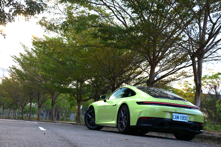 911 Carrera 最迷人的地方，從來不只是速度，而是「你願不願意把自己交給它」。