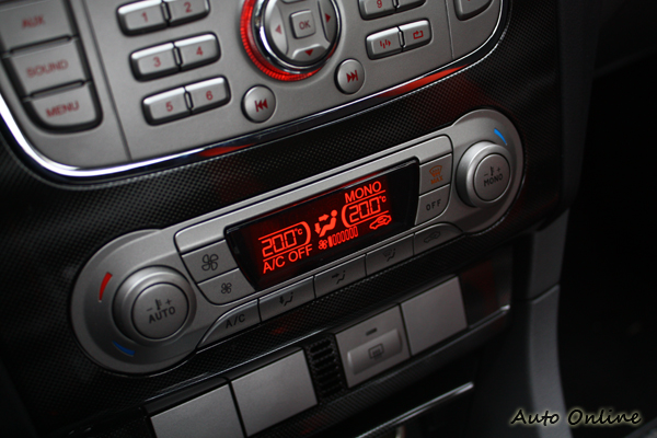 左右雙區獨立空調不是什麼特別豪華的配備,福特也很有誠意列為標準配備。