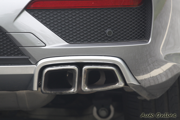 表面上看來是雙出四尾管,實際上只是雙出尾管,另外裝上尾飾管而已。