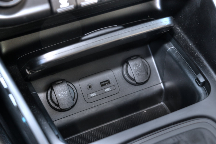 手套廂還設有保冷功能,同時前後排都有多組12V電源可用。