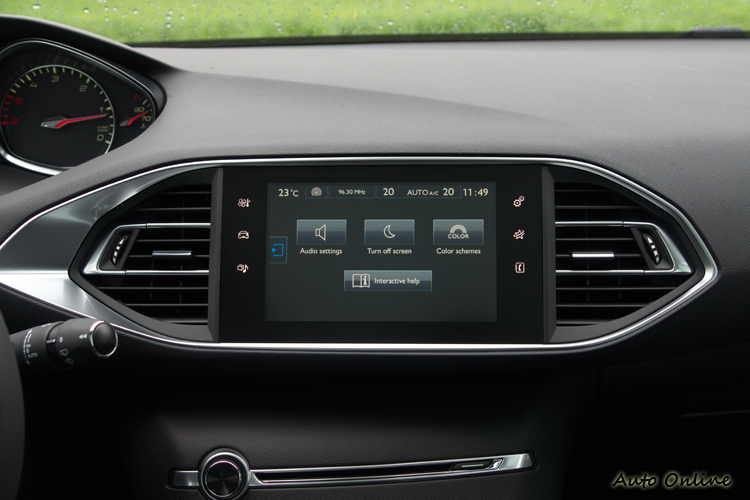 中控台上方配置9.7吋彩色觸控螢幕。