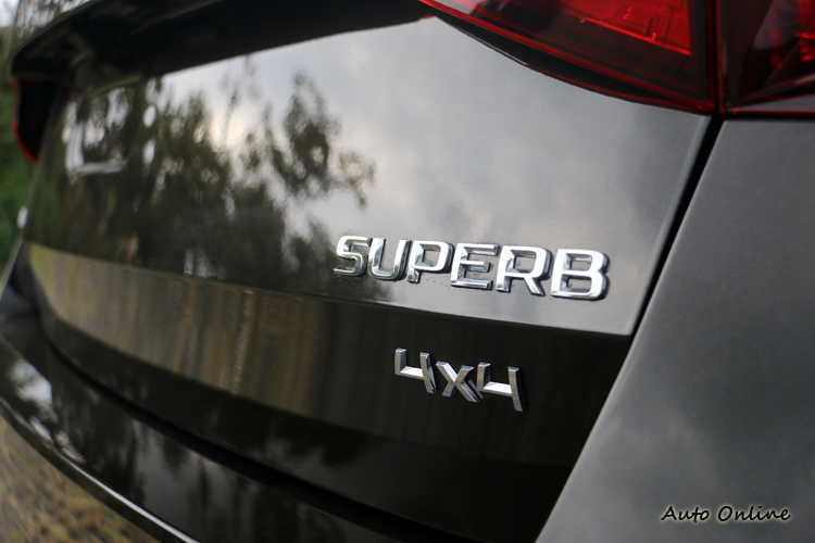 車尾銘牌告知它有四輪傳動系統。