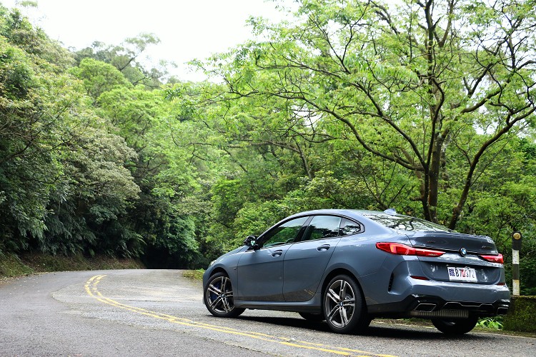 BMW推出全新物種2系列Gran Coupe,它承襲2系列雙門跑車的帥氣又多增加兩個門加強實用性,首批導入台灣的車型有218i與M235i兩種引擎動力版本。