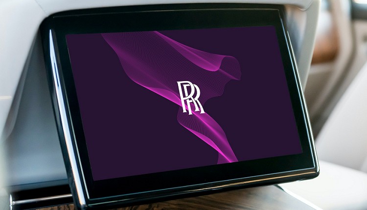 維持原RR兩位創辦人的廠徽,改採紫色以及玫瑰金色調搭配,典雅、貴氣徹底展現於車迷眼前。