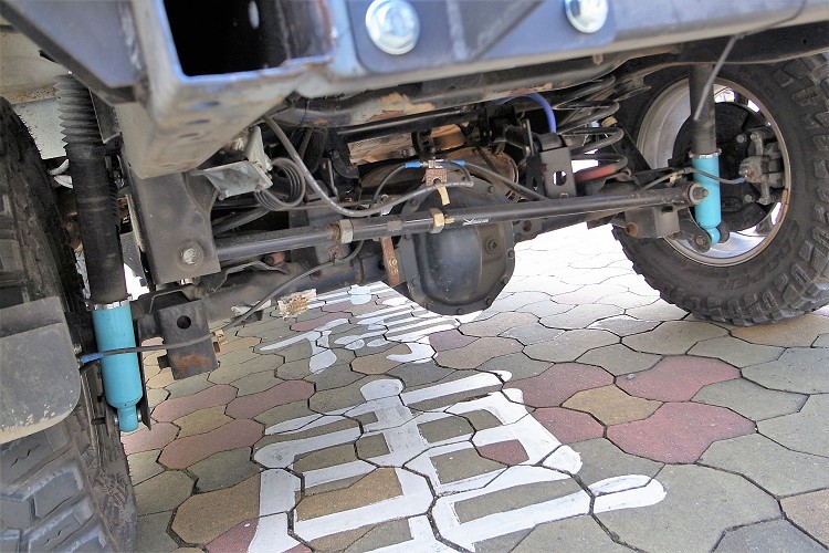 修改原避震器筒身固定位置,得到更長的壓縮行程,車輛每一次的跳躍都能很平穩的落地,保護車輛也保護車內正駕與副駕駛。