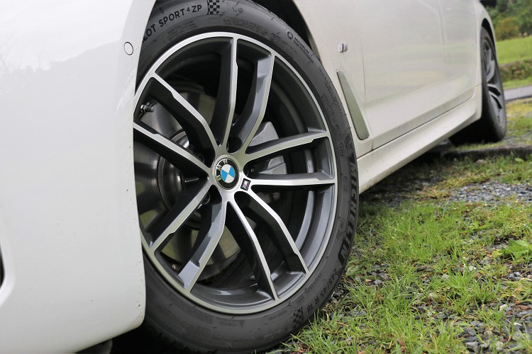 530i與520i首發版鋁圈從19吋調整成18吋M款雙輻式鋁圈,前葉子板下緣則有導風孔,增添外觀的運動風格。