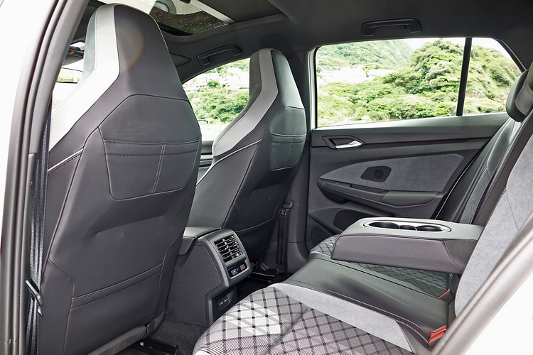 後座的傳統配置與前座的科技感形成強烈的對比,質感落差也相當大。