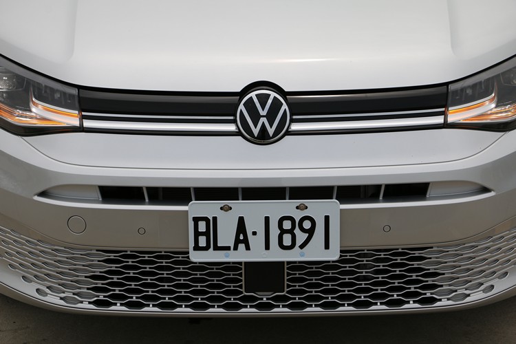 搶眼的幾何風洞設計下氣壩,讓車頭看起來很有高科技氣息。