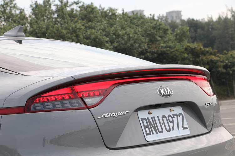 全新等車寬的尾燈設計,讓車輛的存在感大大提升。