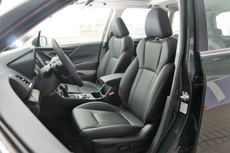 雙前座椅材質扎實、舒適,電動調整增加便利性。