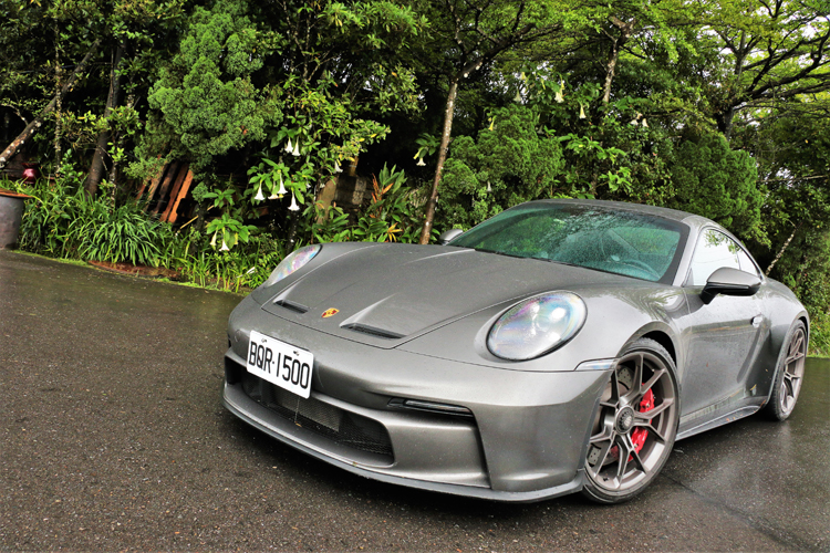 不可否認,新世代911 GT3沒有早期來的硬派,電控的輔助下讓它脾氣變好,越來越容易上手、沒有難度。