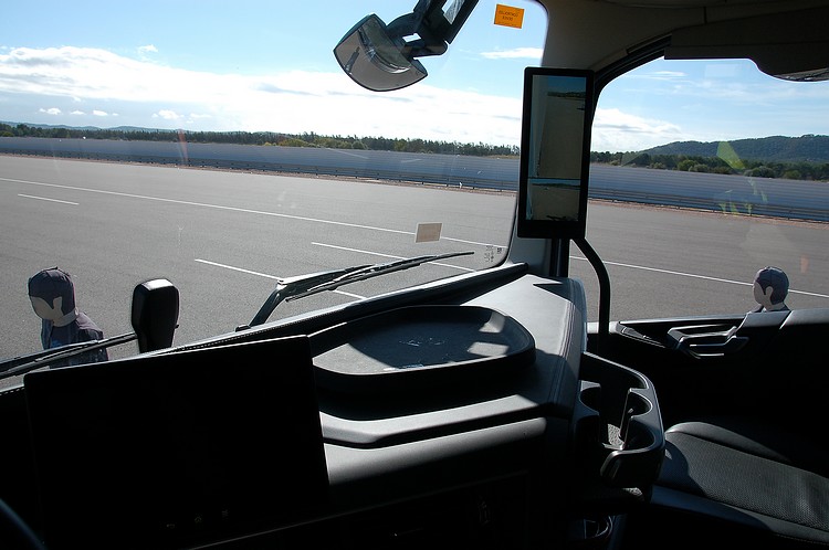 Scania L系列具備極佳的駕駛直接視野,大面積的擋風玻璃與較低的車窗線設計,讓駕駛能更清晰地觀察到車輛周邊的行人與自行車騎士。