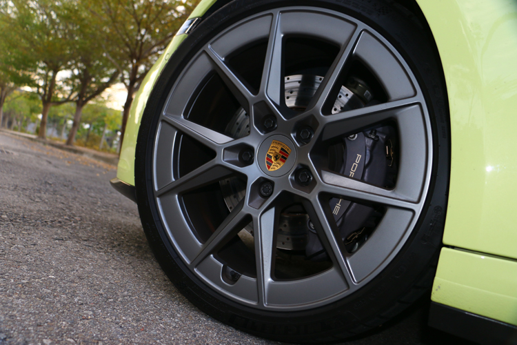 前20/後21吋鋁圈選配價格108,200元，輪圈施以消光深銀色烤漆選配價格79,500元。