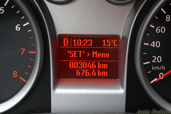 儀錶板中間有個小的螢幕可以讀取車輛旅程資訊。