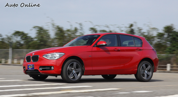 順暢線性的加速感,從118i開始前進後就能獲得,這具1.6 Turbo引擎的魅力不可小覷。