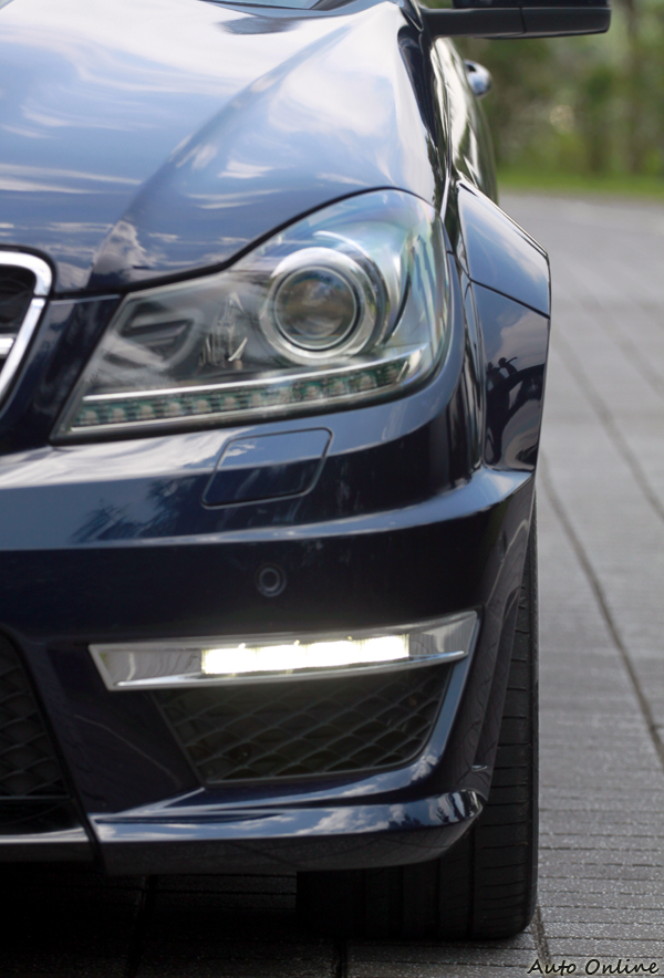 為了增加更寬的輪距,它的輪拱比起一般標準版還寬1公分。