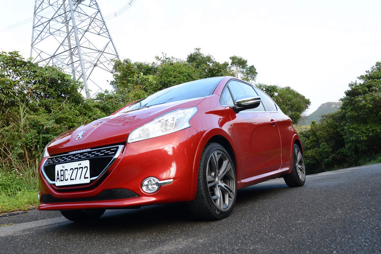 嫌這輛小獅殺氣不足嗎?別挑了,這是市面上可以買得到的少數手排鋼砲了。