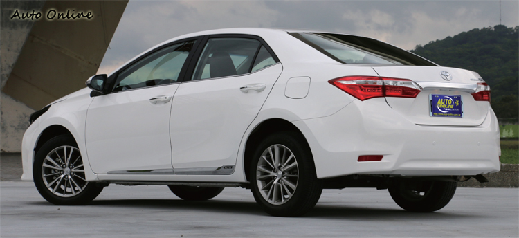 更修長的車身讓Altis擺脫以往高窄的印象,更符合現代汽車的形象。