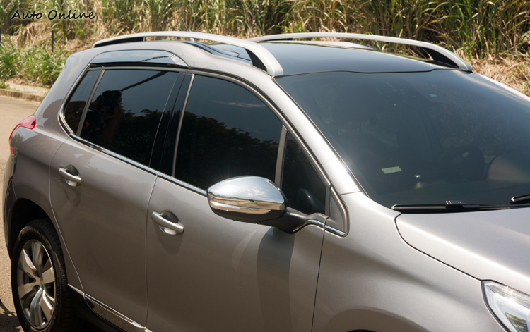 車頂行李架與後視鏡都以鍍鉻來處理。