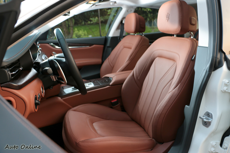 Quattroporte車頭距離長,車身也寬,透過真皮包覆的電動座椅,能調整到適合自己的駕駛姿勢。