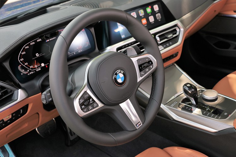 方向盤的管徑較粗,得到扎實的握感。