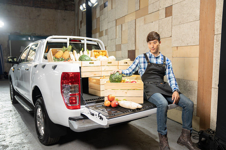 Ranger全能型採用標準的雙廂五人座配置,載物能力同樣強悍,包括標配格柵貨架、掛勾和和扣環設計。