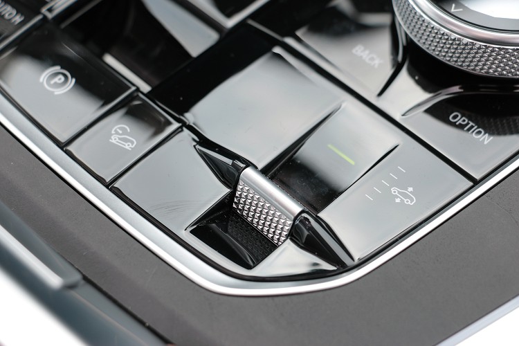 氣壓懸吊可透過電腦或者駕駛來調整車高。