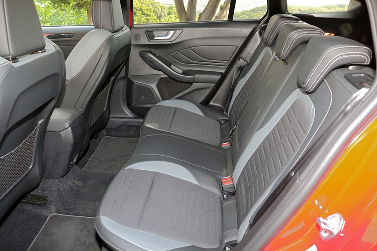 座椅配置兼顧了所需支撐性及舒適性,用料質感頗具水準。