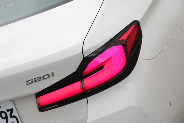 車尾燻黑3D LED立體尾燈稜角分明,呼應車頭L型日間行車燈。