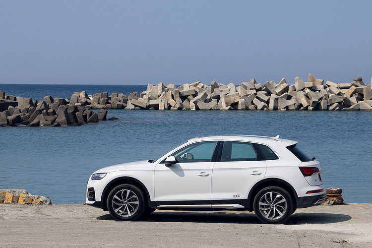 自引擎蓋與車側鈑件向後延伸的肌理線條,搭配俐落的側裙,視覺上更具陽剛氣息。