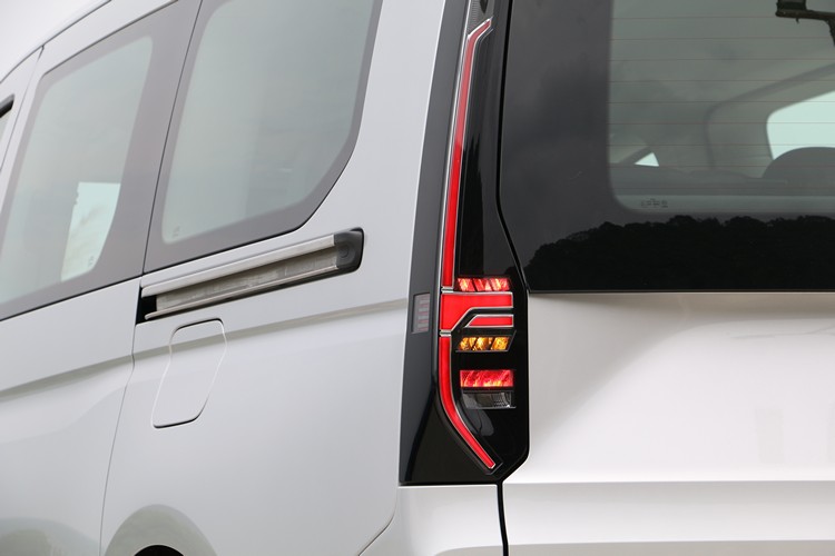 LED直立式尾燈對比鮮明,讓Caddy Maxi車尾看起來更新潮。