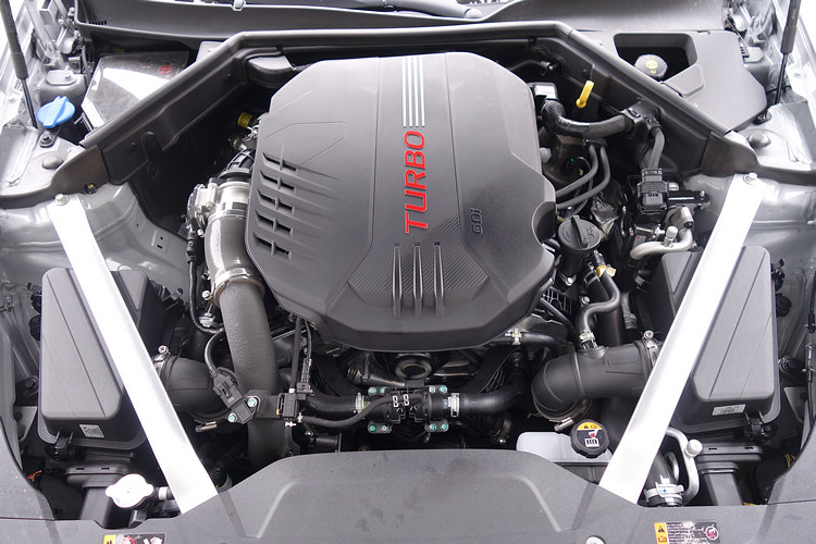 龐大的3.3公升引擎必須背負沈重的稅金,但也換來366ps、52kgm的強勁輸出。