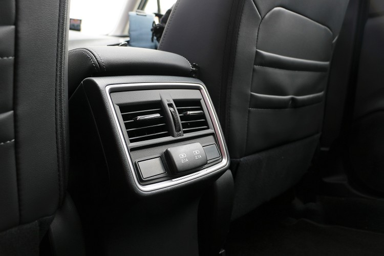 後座又兩個USB充電孔以及獨立的冷氣出風孔。
