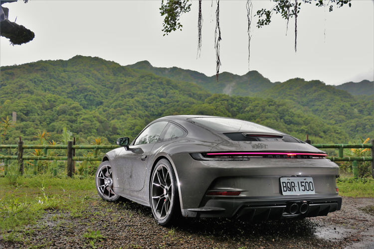 如有能力,選擇911 GT3的六速手排比911 GT3 RS的七速PDK更值得收藏,手排車只會越來越少。
