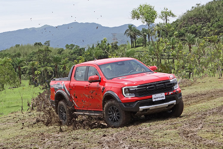 Ranger Raptor配備專屬之主動式懸吊,確保車輛能夠在不同路況都能維持最佳化的避震效能以及最為靈活的操駕性。