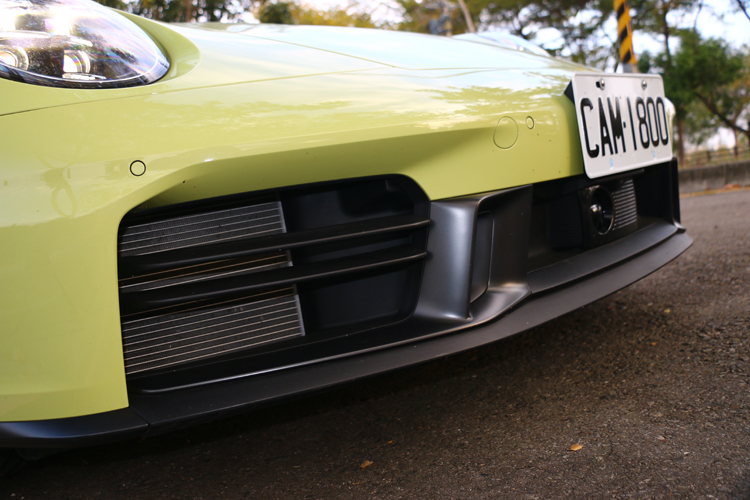 內燃機引擎注重散熱，車頭除了空力套件外，內部蘊藏著機械的冷卻器。