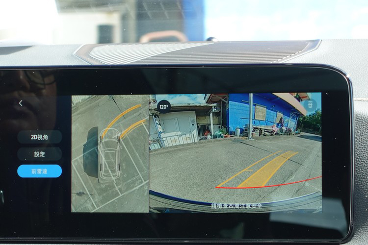 駕駛輔助科技上展現三大同級領先優勢，包括可消除車底盲區的 AR 底盤透視環景影像、能自動循原路退出窄巷的LRAS循跡倒車輔助，以及一鍵完成停車與駛離的 FAPA 主動式停車輔助系統 5.0。