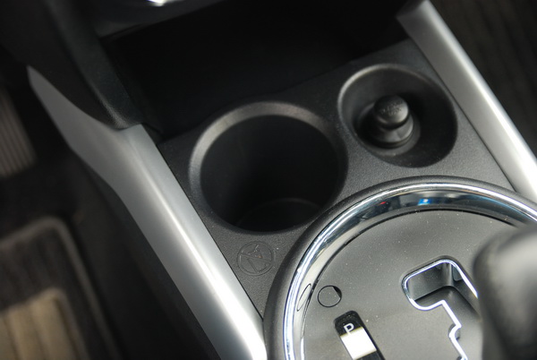 排檔座前的置物孔,不適宜放置飲料,因為其12V的電源插孔就在一旁,且還是很容易引水短路的角度。